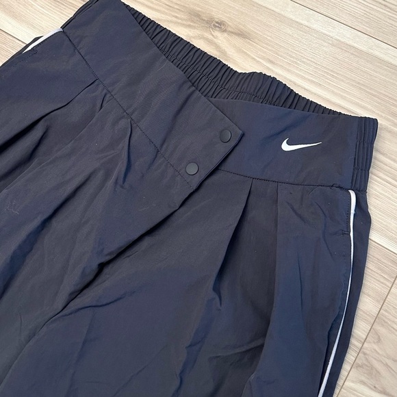 LIKE NEW Nike Women's Mid-Rise Repel Asymmetrical-Waist Trousers Pants - Picture 3 of 5